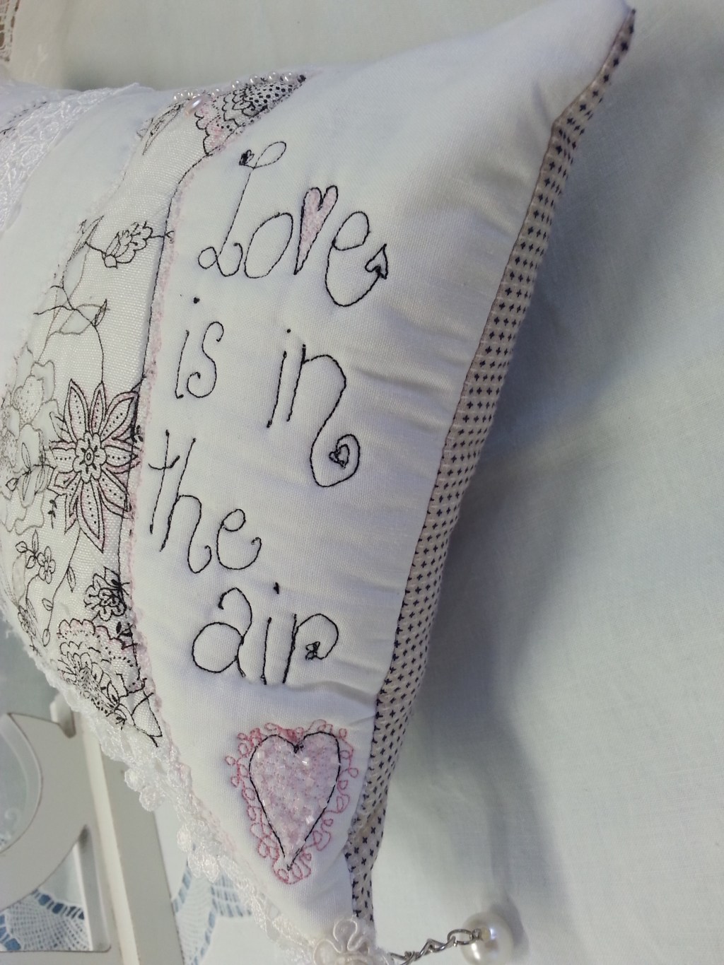 GIFT CUSHION | Love is in the Air