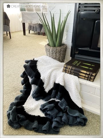 Knitted throw